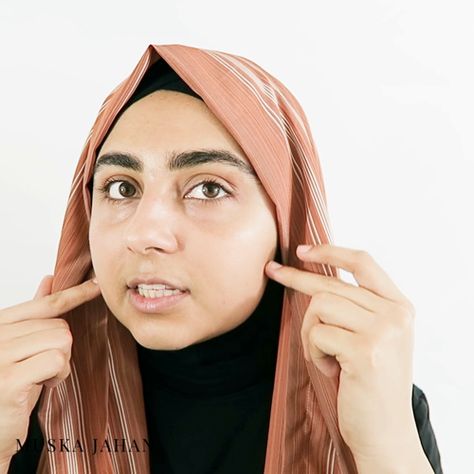 😱 THIS HIJAB HACK SLIMS YOUR FACE In today's video I will be sharing a face slimming hijab hack. With this hijab tutorial, you can find a way to place your scarf around your face to complements its natural shape.  Whether your face is round, long, square, fat, skinny, etc., this style is universally flattering and will work on you.  Thank you for watching my face slimming hijab hack. #hijabtutorial https://video.buffer.com/v/5cfac55a92d50a37870ec743 Hijab For Double Chin Face, Hijab Tutorial For Round Face, Hijab Style Tutorial For Oval Face, Hijab Tutorial For Square Face, Simple Hijab Tutorial Round Faces, Heavy Dupatta, Stylish Hijab, Hijab Tutorial, Round Face