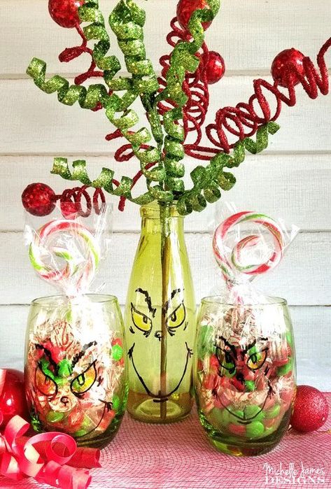 23 Creative Ways to Upcycle Old Picture Frames | Hometalk Cheap Christmas Table Centerpieces, Christmas Table Centerpieces Diy, Evergreen Candle, Grinch Christmas Party, Table Centerpieces Diy, Grinch Party, Grinch Christmas Decorations, Centerpieces Diy, Christmas Table Centerpieces