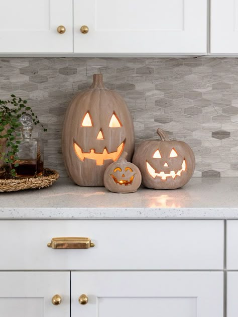 Indoor Pumpkin Display, Halloween Decor Neutral, Neutral Pumpkin Decor, Black Terracotta Pumpkin, Terracotta Jack O Lantern, October Decorations Home, Neutral Fall Decor Kitchen, Call Decor Ideas, Pottery Barn Pumpkin Hack