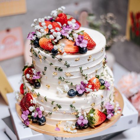 Strawberry Wedding Cakes, Fruit Wedding Cake, Cream Wedding Cakes, Wedding Strawberries, Perfect Wedding Cake, Tiered Cakes Birthday, Spring Wedding Cake, Small Wedding Cakes, Fresh Flower Cake