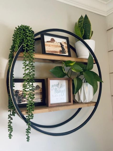 Plant Shelf Entryway, Circle Home Decor, Cheap Home Organization Ideas, Greenery In Living Room Decor, Circle Shelf Decor Living Rooms, Modern Home Wall Decor, Boho Entrance Decor, Round Shelf Decor Ideas Living Room, Round Shelf Decor Bathroom