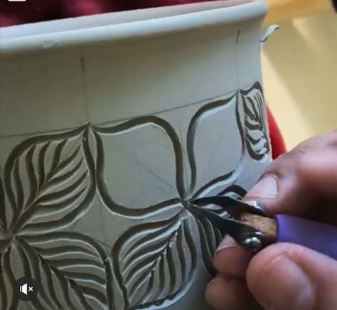 Carving Ideas Pottery, Carved Clay Designs, Sgraffito Designs Pattern, Clay Sgraffito, Sgraffito Ceramics, Carving Clay, Pottery Carving, Clay Carving, Carved Pottery