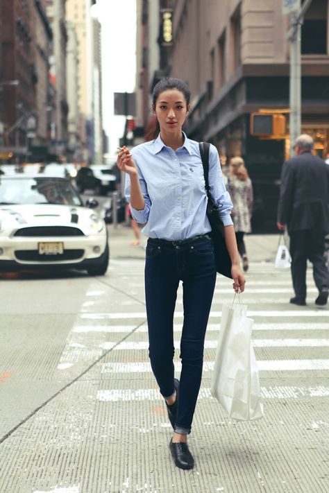 Light blue button-down with cropped trousers - simple & elegant Casual Chique Stijl, Light Blue Dress Shirt, Style Casual Chic, Tomboy Chic, Business Shirt, Nyc Street Style, Slippers Black, Black Slippers, Blue Shirt Dress