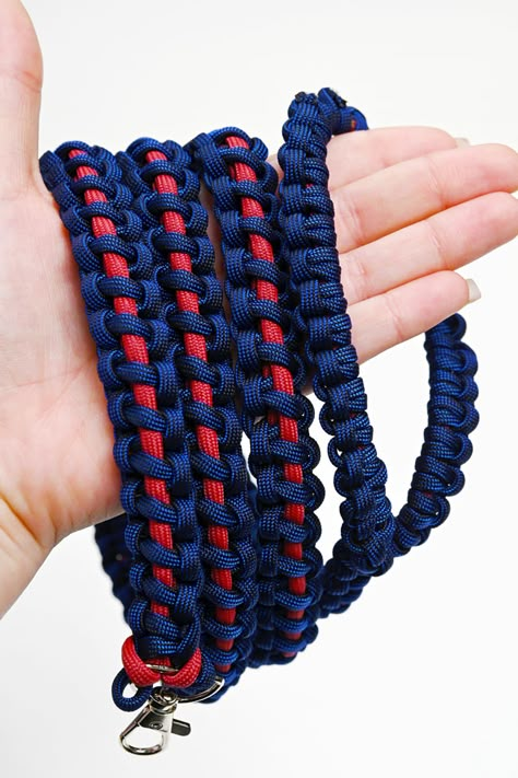 Paracord Leash Diy, Paracord Dog Leash Diy, Paracord Tutorial Step By Step, Dog Macrame, Diy Leash, Macrame Dog Leash, Paracord Dog Leash Tutorial, How To Make Paracord Dog Collar, Pet Collars Diy