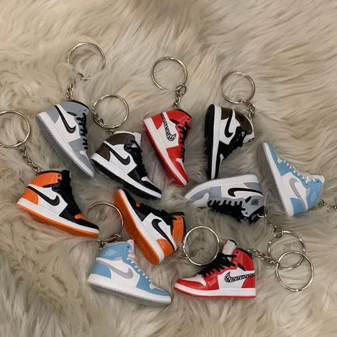 Nike Jewelry, Jordan Gift, قلادات متدلية, Basketball Accessories, Key Change, Shoes Wallpaper, Nike Shoes Girls, Cute Nike Outfits, Pretty Shoes Sneakers