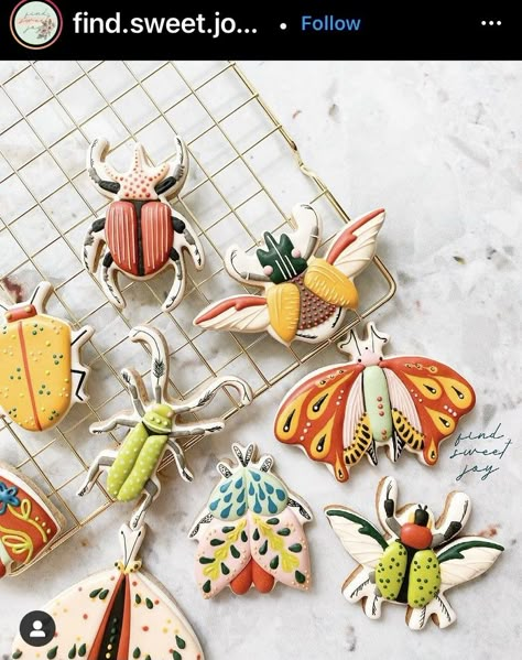 Cottagecore Cookies Decorated, Moth Cookies, Bug Cookies Decorated, Cute Cookie Decorating Ideas, Creative Baking Ideas, Nature Cookies, Bug Cookies, Joy Cookies, Halloween Breakfast