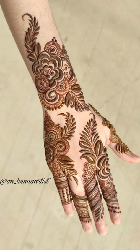 Brides Mehndi, Henna Tattoo Design, Mehndi Bridal, Easy Mehndi Designs, Henna Flower Designs, Henna Flower, Mehndi Outfit, Khafif Mehndi Design, Henna Hand