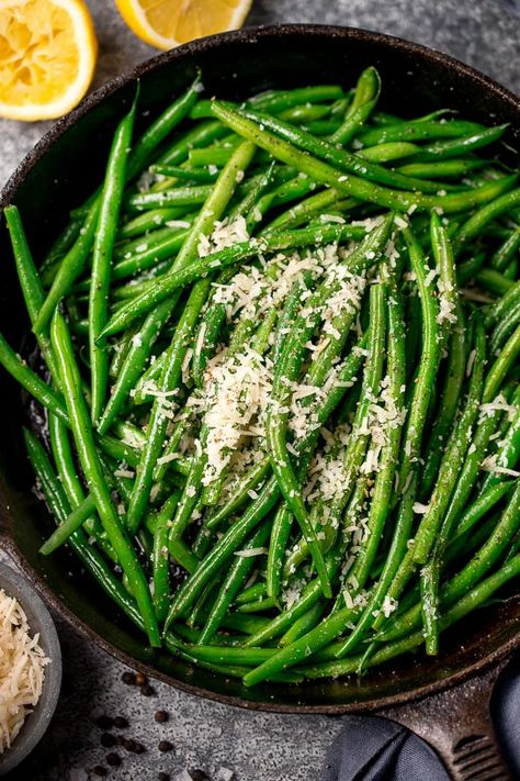 These Garlic Green Beans with Parmesan make a quick and easy side dish. You can use fresh or frozen green beans! #greenbeans #easysidedish Christian Meals, Garlic Parmesan Green Beans, Frozen Green Bean Recipes, Parmesan Green Bean Recipes, Thanksgiving Green Beans, Roast Dinner Recipes, Small Thanksgiving, Green Beans Side, Kitchen Sanctuary