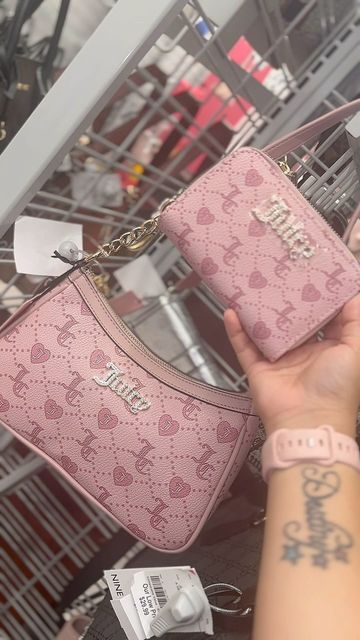 𝒞𝓊𝓉𝑒 𝓋𝒾𝓇𝒶𝓁 𝓉𝒽𝒾𝓃𝑔𝓈 ♥♡ on Instagram: "Burlington finds 💖✨ #fyp #fypシ #viral #viralreels #burlington #burlingtonfinds #juicycouture #hellokitty" Burlington Finds, Marshalls Finds, Girly Bags, Couture Bags, Juicy Couture Bags, Juicy Couture, Hello Kitty, Couture, Handbags