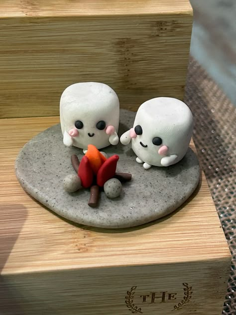 Scene of marshmallows sitting by a campfire. Made from polymer clay. Clay Easy Projects, Polymer Clay Marshmallow, Clay Date Ideas Halloween, Model Clay Ideas Easy, Cute Clay Date Ideas, Sculpey 3 Clay Ideas, Easy Clay Date Ideas, Clay Art Harry Potter, Clay Trend Ideas