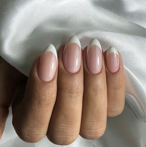 Oval Nails French Manicure, French Nails Acrylic Oval, Round Nail French Manicure, Oval French Tip Acrylic Nails, French Nails Ideas Oval, French Tip Round Nails Acrylics, French On Oval Nails, French Manicure Designs Oval Nails, Short Round Wedding Nails