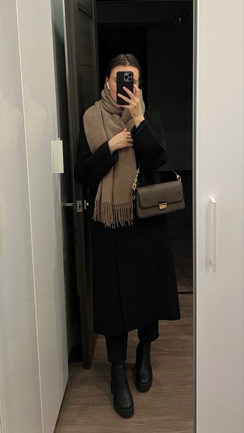 Black Scarf Outfit Winter, Cute Muffler, Formal Clothes Women, Winter Work Outfits For Women Cold, Business Outfit Women, Muffler Outfit, Black Black Outfit, Hairstyles Old Money, Winter Office Outfits