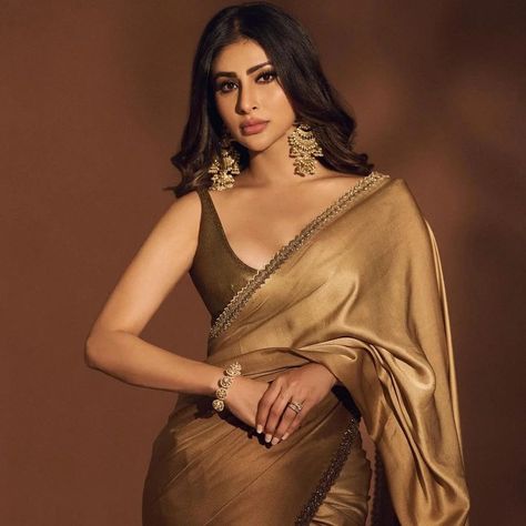 @imouniroy flaunts her golden saree 😍💜💥 #glamsham #mouniroy #golden #saree #fashion Golden Satin Saree, Western Saree Look, Golden Net Saree, Golden Dress Outfit, Net Saree Designs, Shimmer Saree, Marathi Saree, Latest Saree Trends, Gold Saree