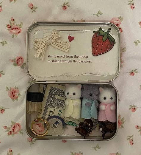 Alto Is Tin Ideas, Hello Kitty Altoid Wallet, Altoids Wallet Calico Critters, Altoid Tin Ideas Aesthetic, Altoid Tin Shrine, Tin Box Aesthetic, Mini Altoid Tin Ideas, Altoids Wallet Ideas, Tin Box Crafts