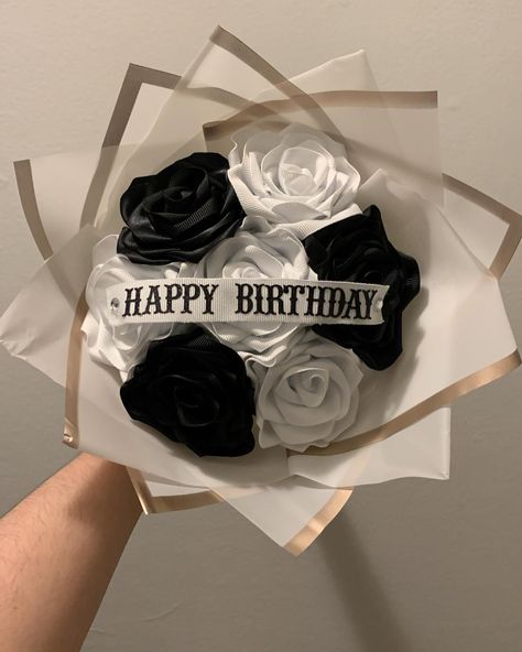 🤍🖤 - - #ribbonroses #explorepage #ribbonbouquet #eternalroses #smallbusiness Black Ribbon Bouquet, Ramo Ideas, Black Rose Bouquet, Ribbon Rose Bouquets, Ribbon Flowers Bouquet, Black Bouquet, White Rose Bouquet, Ribbon Crafts Diy, Black And White Ribbon