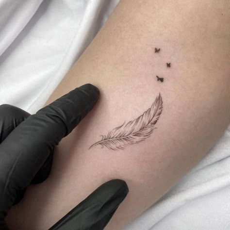 21 Spiritual Protection Tattoo Ideas You'll LOVE - Spirithandbook White Feather Tattoos, Tattoo Plume, Small Feather Tattoo, Indian Feather Tattoos, Protection Tattoo, Feather Tattoo Design, Tattoos Pictures, Forearm Tattoo Women, Spiritual Tattoos