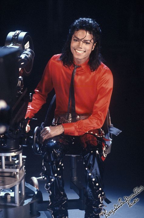 Michael Jackson on the set of Liberian Girl Michael Jackson Poster, Liberian Girl, Michael Jackson Photoshoot, Michael Jackson Hot, Michael Jackson Bad Era, Hee Man, Michael Jackson Wallpaper, Michael Jackson Rare, Michael Jackson Art