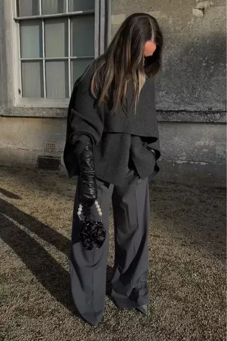 Black Leather Gloves Outfit, Long Leather Gloves Outfit, Winter Layering Outfits Street Style, Grey Outfits For Women, Long Gloves Outfit, Dark Grey Outfit, All Grey Outfit, Petite Outfit Ideas, Leather Gloves Outfit