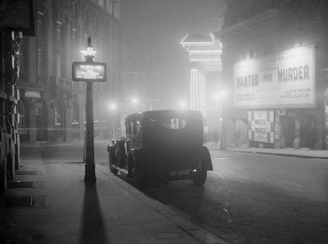 Central London, January 1936 Photos Of London, Haunting Photos, Black And White City, London Vintage, London History, Fleet Street, St Pancras, Trafalgar Square, Twilight Zone