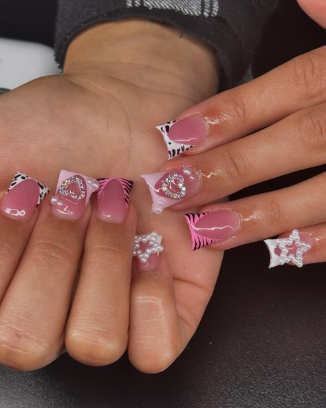 𝐒𝐢𝐦𝐩𝐥𝐞 𝐝𝐮𝐜𝐤 𝐬𝐞𝐭 + 𝐓𝐨𝐞𝐬 ♡︎🦓🩰 ~ ~ ~ ~ #explore #explorepage #nails #nailinspo #frenchtipnails #pinknails #whitenails #ducknails #acrylictoes Junk Nails Duck Short, Duck Nails Aesthetic, Short Duck Nails Simple, Duck Nail Inspo Y2k, Short Duck Nails Design Ideas, Duck Nails Medium, Subtle Duck Nails, Cute Short Duck Nails, Baddie Duck Nails