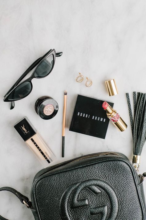 Essential beauty products to carry in your purse. Makeup and beauty flatlay ideas Makeup Bag Flatlay, Makeup Flatlay Photography, Product Flatlay Ideas, Makeup Bag Photography, Korean Beauty Products Makeup, Purses Photography, Purse Flatlay, Aesthetic Flatlay Ideas, Flatlay Ideas Creative