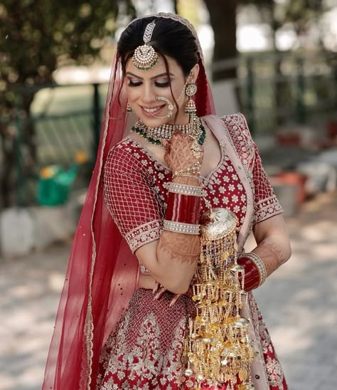 Dulhan Photo Pose, Singal Dulhan Pose, Bridal Poses Indian Wedding Photos, Dulhan Single Pose, Bride Single Poses, Bride Poses Indian Wedding, Couple Wedding Dress Indian Hindu, New Dulhan Pose, Wedding Dulhan Pose