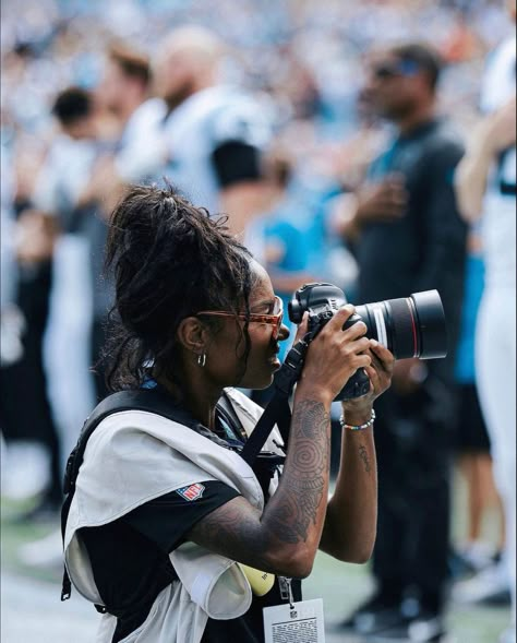 Photographer Woman Aesthetic, Photographer Aesthetic Black Woman, Photo Journalism Aesthetic, Sports Journalism Aesthetic Basketball, Sport Photographer Aesthetic, Photography Career Aesthetic, Woman Photographer Aesthetic, Black Journalist Aesthetic, Photo Journalism Photography