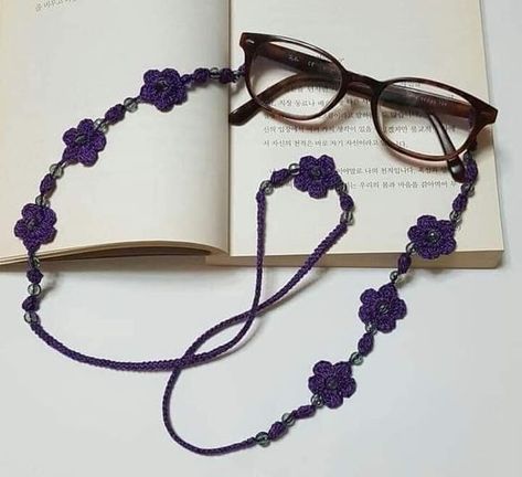 Crochet Glasses Chain- Tutorial And Ideas Crochet Glasses Chain, Cordon Crochet, Crochet Glasses, Crochet Lanyard, Crochet Dog Clothes, Crochet Necklace Pattern, Crochet Baby Dress Pattern, Glasses Strap, Crochet Cord