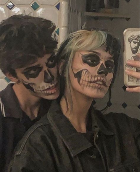 Couple Skeleton Costume, Skeleton Face Paint, Halloween Parejas, Matching Halloween Costumes, Skeleton Face, Skeleton Halloween Costume, Skeleton Makeup, Halloween Makeup Pretty, Couples Halloween Outfits