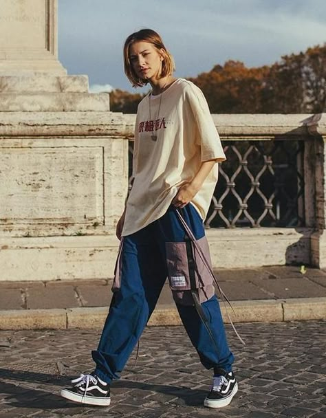 Baggy Clothes Outfit, Baggy Pants Outfit, Grunge Outfits 90s, Cargo Pants Outfits, Cargo Pants Outfit, Baggy Cargo Pants, Outfit 90s, Baggy Clothes, Poses References