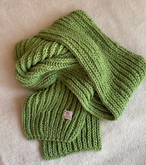 Green Knitted Scarf, Green Knit Scarf, Green Crochet Scarf, Green Scarf Aesthetic, Green Crochet Projects, Green Scarf Outfit, Crochet Winter Scarf, Cute Scarves, Small Knitting Projects