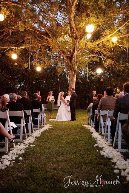 getting married under a willow tree, at dusk, all lit up, with the reception afterwards at night, is EXACTLY how i want my wedding <333 Boda Mexicana, Outdoor Fall Wedding, Fall Wedding Decorations, Salou, Outside Wedding, Fall Outdoor, Outdoor Wedding Ceremony, Wedding Wishes, Wedding Night