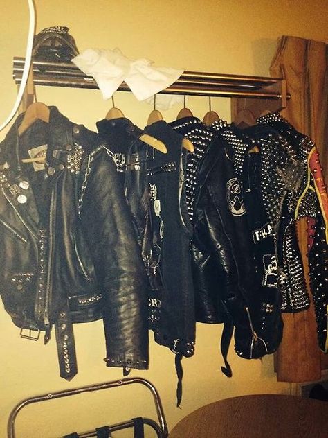 Leather's heaven Punk Leather Jacket, Battle Jackets, Rock Aesthetic, Vintage Collectables, Studded Leather Jacket, Battle Jacket, Smink Inspiration, Punk Scene, New Rock