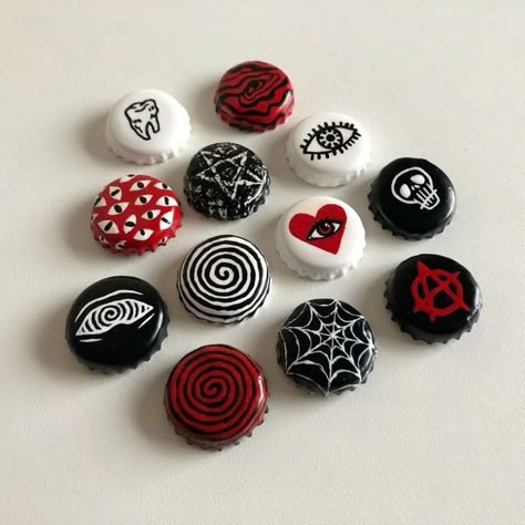 Punk Fashion Diy, Bottle Cap Crafts, Diy Pins, Pin Ideas, Diy Bottle, Fun Easy Crafts, Diy Crafts To Do, Easy Diy Art, Fun Diy Crafts