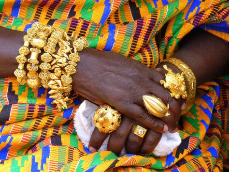 Local style: Gold jewelry of the Asante in Ghana Ashanti Empire, Ghana Culture, African Royalty, Female Dancers, Kente Cloth, Gold Chain With Pendant, Gold Work, African Jewelry, Gold Piece