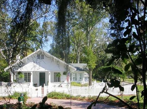 1922 Cracker House - Experience the charm and beauty of authentic old Florida in this home which features original heart pine floors, high ceilings, stained glass accents throughout, claw foot tubs, and five different porches. All on a large lot with towering oaks, mature azalea and camillia beds. Winter Park is the most charming village in Florida. Old Florida Decor, Cottage In Winter, Key West Style Homes, Heart Pine Floors, Florida Cracker, Cracker House, Florida Cottage, Heart Pine Flooring, Winter Park Florida