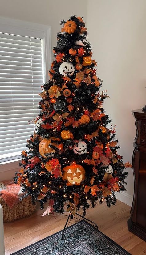 Spooky Halloween Tree!  #partyplanning Halloween Themed Christmas Tree, Holiday Trees Year Round, Halloween Christmas Tree Ideas, Halloween Xmas Tree, Halloween Trees Ideas, Spooky Halloween Tree, Inviting Home Decor, The Halloween Tree, Christmas Halloween Decorations