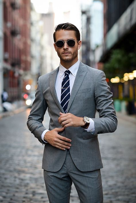 Man of few words | Tommy Hilfiger Black Tuxedo Wedding, Terno Slim Fit, Dark Gray Suit, A Man In A Suit, Man In A Suit, Man Blazer, Mens Fashion Business, Mens Blazer Jacket, Grey Suit