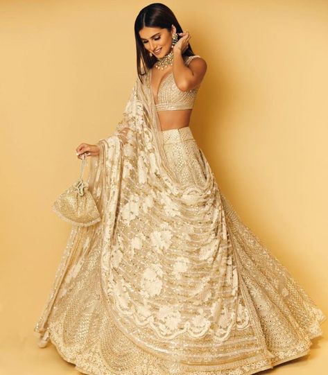 White And Gold Lehenga, Lehnga Photoshoot Poses, Dupatta Draping Styles, Dupatta Styling, Gold Lehenga, Tara Sutaria, Dupatta Style, Modeling Photoshoot, Indian Outfits Lehenga