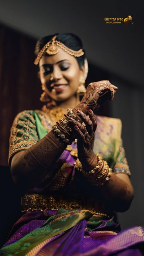 Bride Mekup Pose, Bride Indoor Photoshoot, Bride Poses Indoor, Bride Candid Poses, Bride Traditional Poses, Bride Photoshoot Indoor, Bride Poses Indian Wedding In Saree, Bride Getting Ready Photos Indian, Engagement Bride Poses