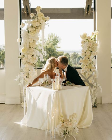 ⁣ love a good sweetheart table shot ✨⁣ ⁣ photographer— @kaitlyn.mariephoto venue—⁣ @theoaksplumcreek #wedding #weddinginspiration #weddingdecor #weddingflowers #weddingflorist #coloradowedding #coloradoweddingflorist #florist #reception #weddingreception #sweethearttable Sweetheart Table Romantic, Square Sweetheart Table Wedding, Simple Sweetheart Table Flowers, Bride And Groom Sweetheart Table, Round Sweetheart Table Decor, White Flower Sweetheart Table, Simple Sweetheart Table Backdrop, Sweetheart Table Elegant, Sweetheart Table Minimalist