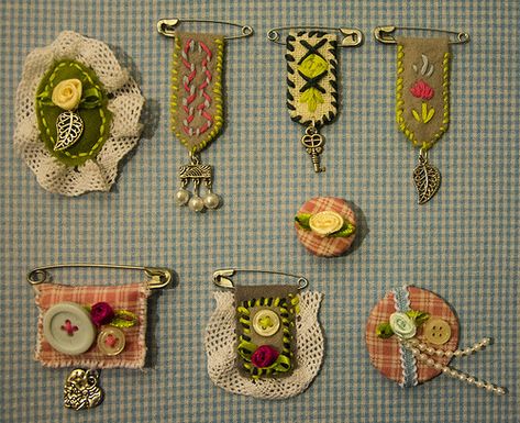 Crocheted Brooches, Trinket Trading, Fabric Brooches, Badges Diy, Fabric Keychain, Fabric Brooch, Brooch Diy, Textile Jewelry, Button Jewelry