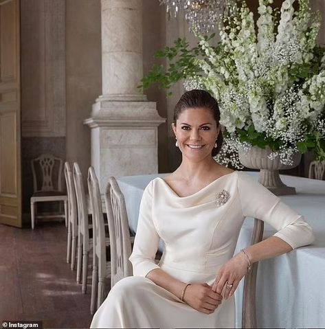 Crown Princess Victoria of Sweden joined by her family in new portraits to celebrate 44th birthday Kroonprinses Victoria, Blue Tulle Dress, Victoria Prince, Swedish Royalty, Ellie Saab, Princess Victoria Of Sweden, 10th Wedding Anniversary, Prince Daniel, Style Royal