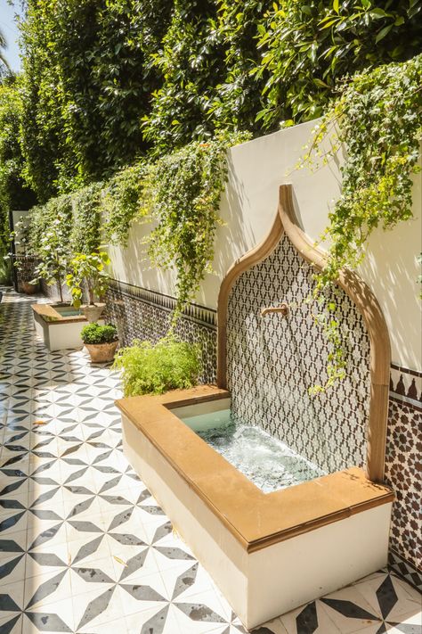 Moroccan Courtyard Ideas, Moroccan Garden Ideas, Art Deco Outdoor, Moroccan Courtyard, Outdoor Wall Fountains, Moroccan Garden, Water Fountain Design, Fountains Backyard, Fountain Design