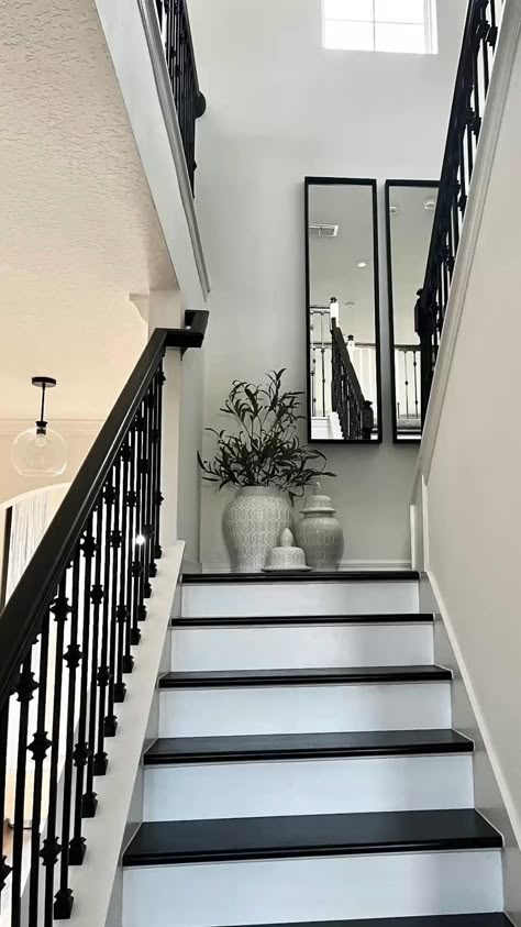 Stairs Wall Decor Ideas, Stairs Wall Decor, Stair Landing Decor, Stair Wall Decor, Landing Decor, Staircase Wall Decor, Stairway Decorating, House Staircase, Stair Wall