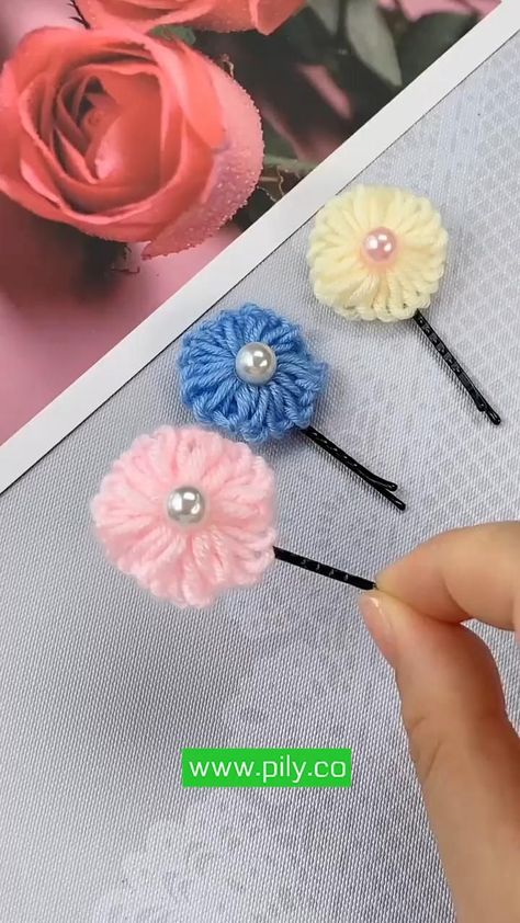 Wool Crafts Diy, Projek Menjahit, Kraf Kertas, Ribbon Crafts Diy, Yarn Flowers, Christmas Gift Basket Ideas, Diy Yarn Crafts, Crochet Hair Accessories, Handmade Flowers Fabric