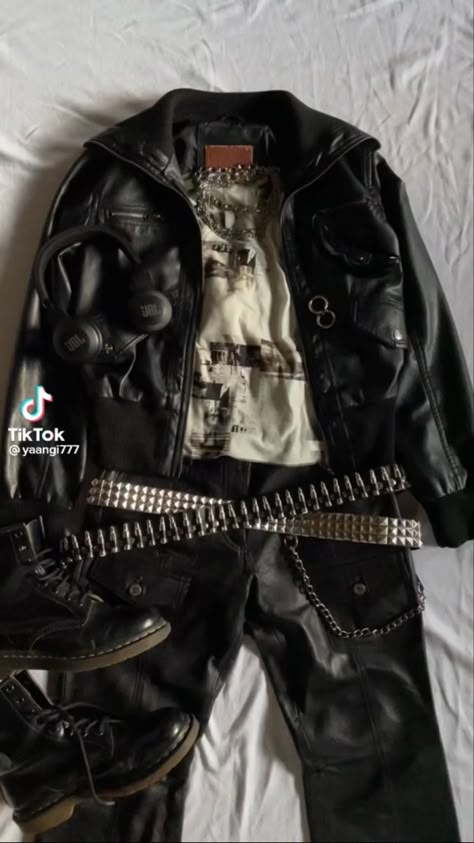 2000s Rocker Outfit, Rockstar Punk Outfit, Rocker Outfit Men Punk Rock, Mall Goth Fashion Male, Classic Punk Fashion, Emo Outfits Men 2000, Cool Outfit Men, 90s Punk Fashion Men, Punk Outfit Men