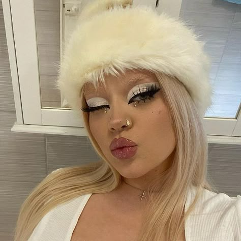 White Bunny Makeup, White Eyebrows Makeup, Snow Bunny Makeup, Halloween Makeup Angel, Rave Eyeliner, White Angel Makeup, White Makeup Ideas, White Makeup Looks, Y2k Eyeshadow