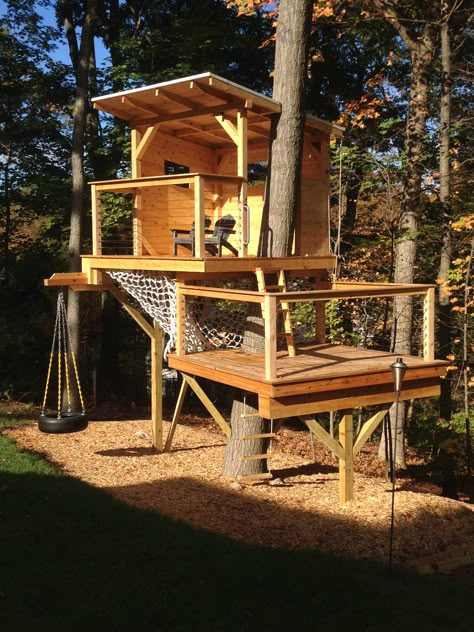 Tree Forts, Tree House Ideas, Treehouse Ideas, Modern Tree House, Backyard Playset, Kids Forts, Playhouse Ideas, Tree House Plans, Tree Fort