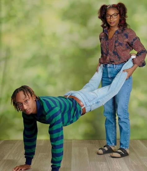 Awkward Sibling Photos, Jcpenny Photos, Awkward Family Photos Christmas, Awkward Photoshoot, Family Christmas Photo Ideas, Funny Family Christmas Photos, Funny Couple Photos, Awkward Family Pictures, Funny Photoshoot Ideas